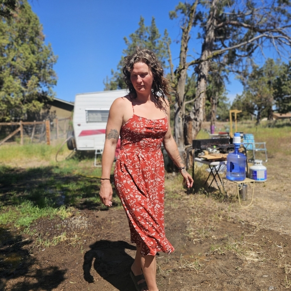 Sweet pea red dress. Past the knees for the nuns - Picture 2 of 6